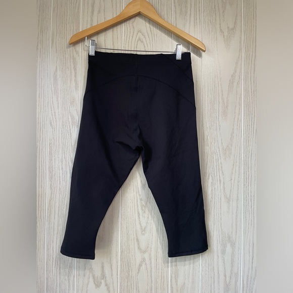 Fabletics High-Waisted PureLuxe Contour Ultra Crop Black Size M/8 NWT - Picture 3 of 3